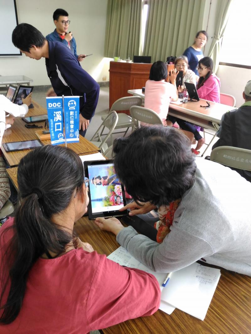 學員們互相學習拍照技巧