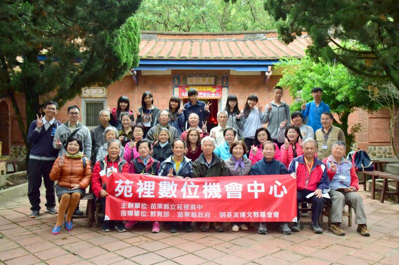 來到東里家風外拍，大家在中庭合影