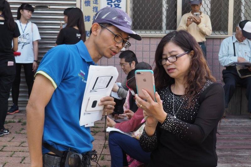 老師仔細地教導學員