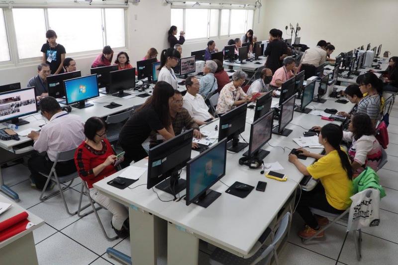 學員們認真聽課並將所拍攝照片上傳至雲端上