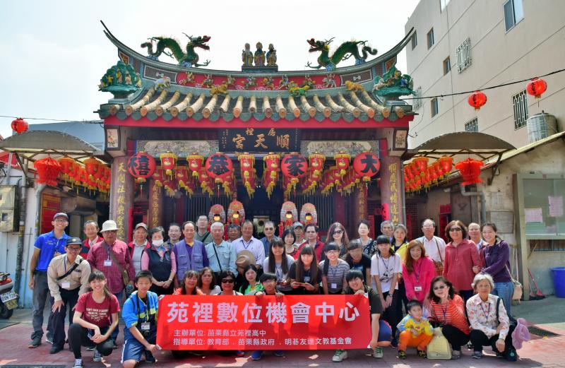 來到房裡社區外拍，大家在廟宇前合影