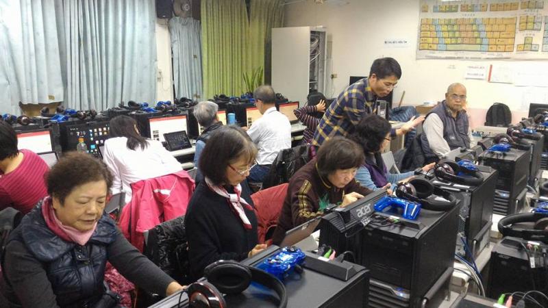 認真指導長青學員如何使用平板