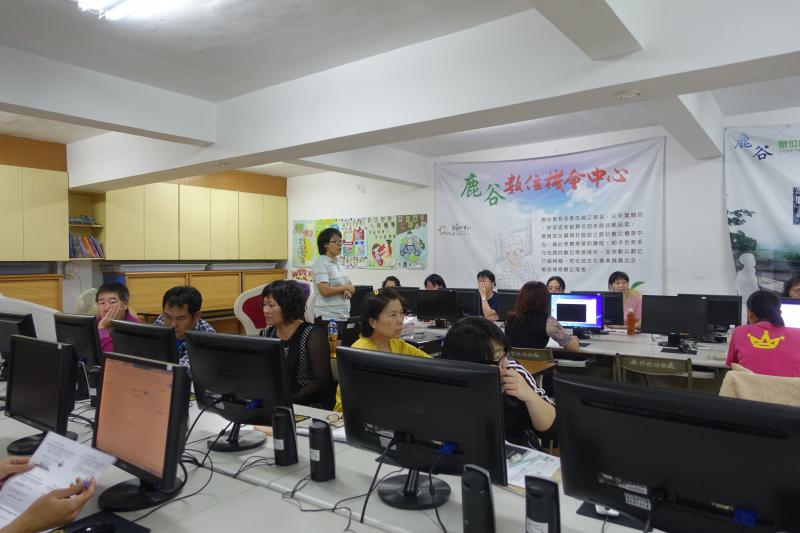 學員認真聆聽老師的講解