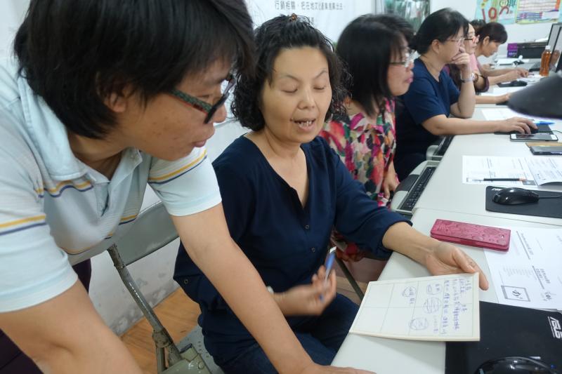 學員和老師討論設計的內容