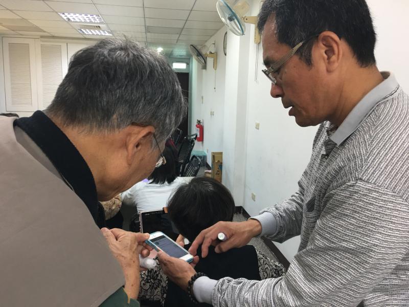 老師指導學員社群軟體的操作