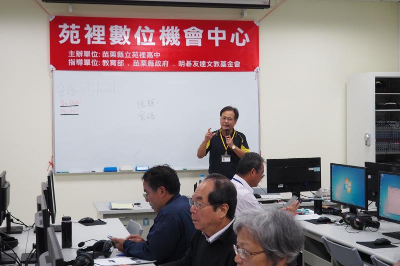 老師介紹Photoshop影像處理，和講解介面環境及基本工具