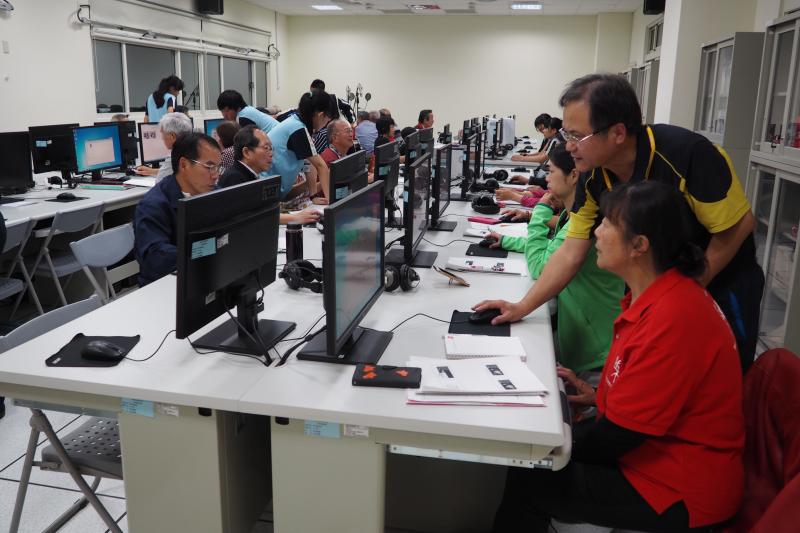 老師指導學員操作Photoshop影像處理軟體