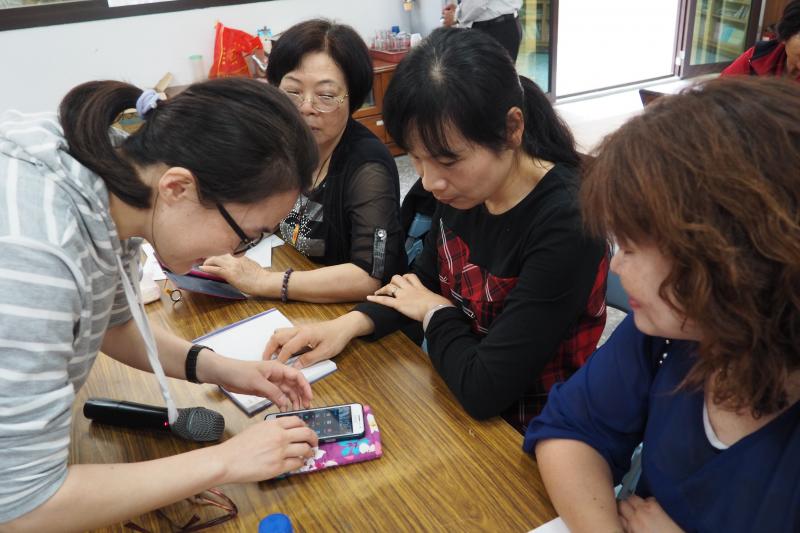 Line的功能很多，例如:打電話、視訊通話、文件傳送、錄音、錄影、貼圖、換底圖，還可以看新聞、搜尋好友等