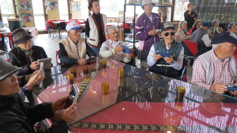 從基本的開始，一步步教導長輩如何使用