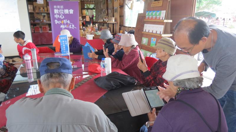 老師在旁邊指導教學