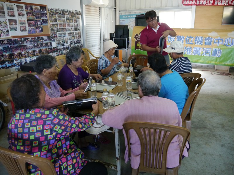 平板電腦初體驗，埔墘社區教學，長輩專注聆聽。