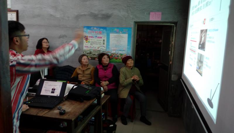 講師認真講解課程