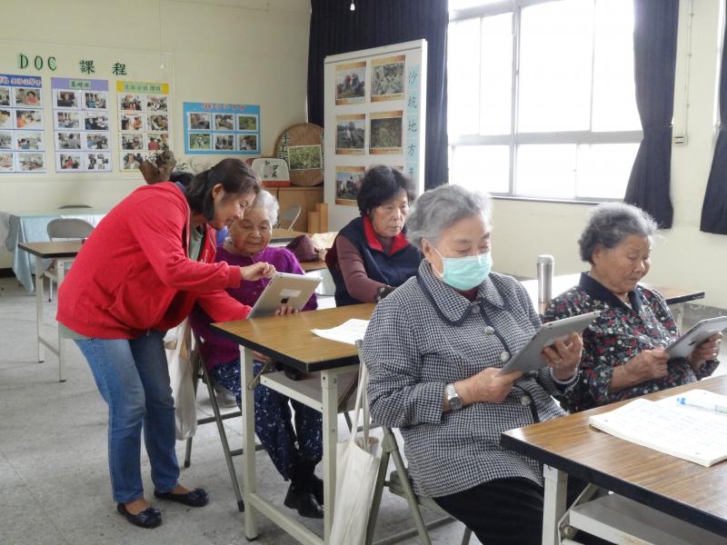 用平板客語發音讀三字經