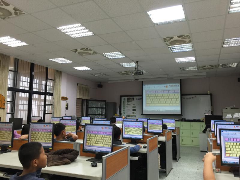 電腦開關機介紹並實際操作練習，滑鼠、鍵盤操作練習。