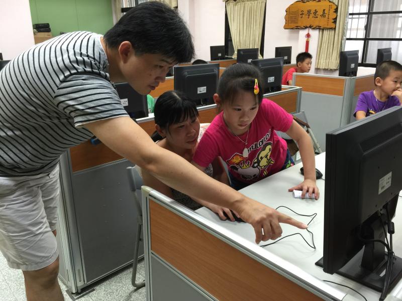 老師指導學員儲存裝置功能介紹，並將資料分類儲存。