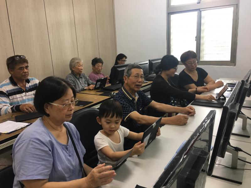 鳳林數位機會中心數位大主廚課程，老師應用平板講解步驟