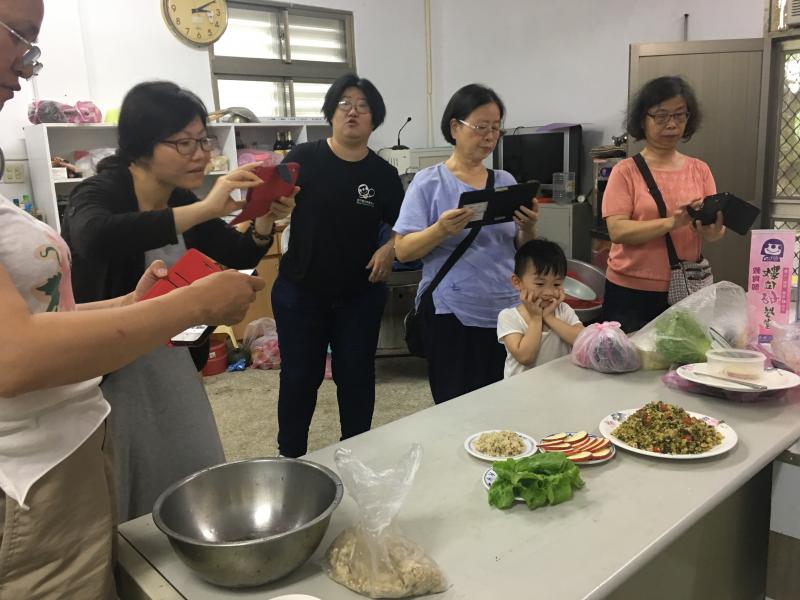 鳳林數位機會中心數位大主廚課程，學員準備材料大顯身手