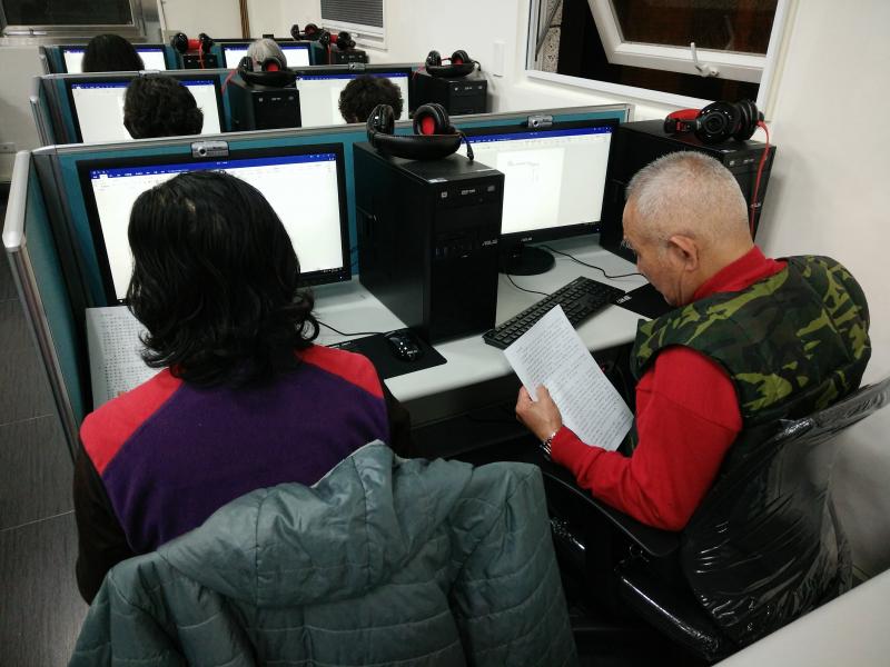 學員練習如何打字，熟悉鍵盤。