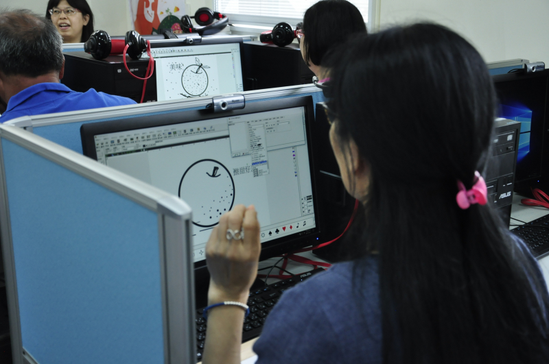 學員學習photocap影像編修軟體繪製圖樣設計。