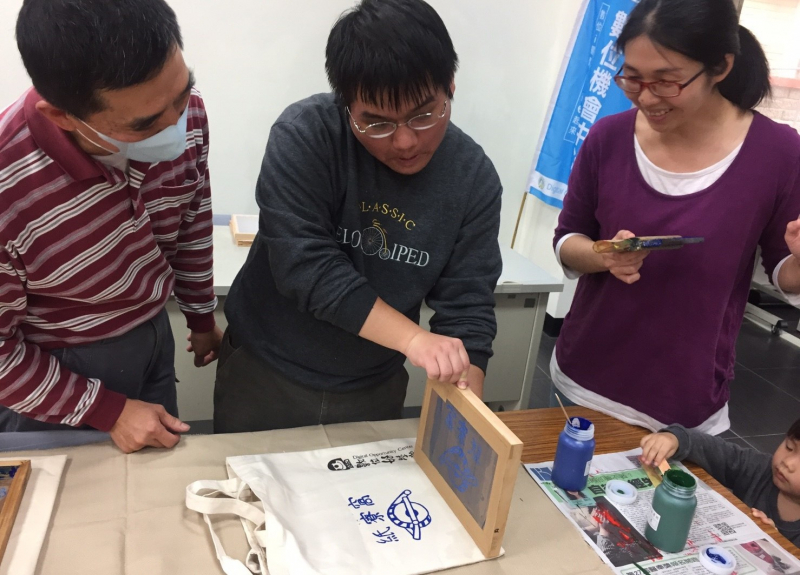 學員進行絹印實作。