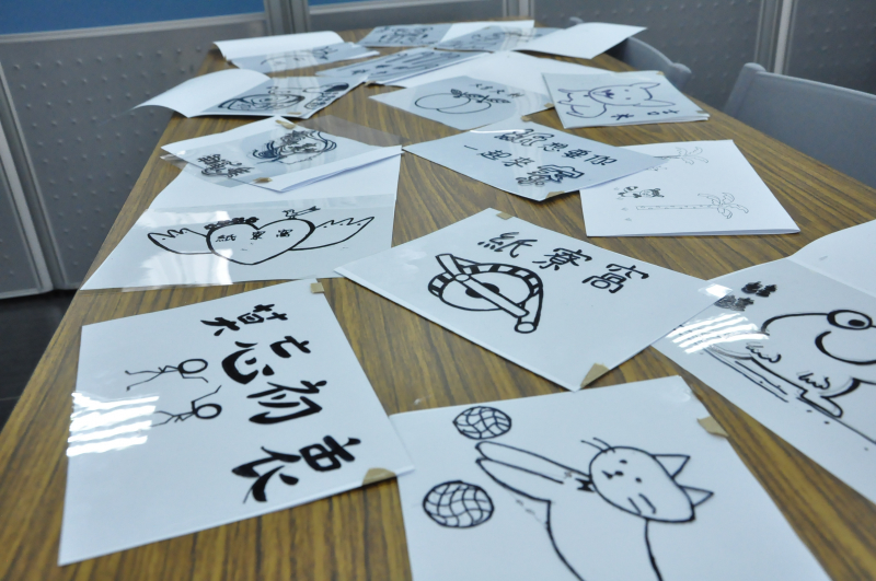 學員參考網路，結合自己喜好，繪製產出個人的絹印圖案。