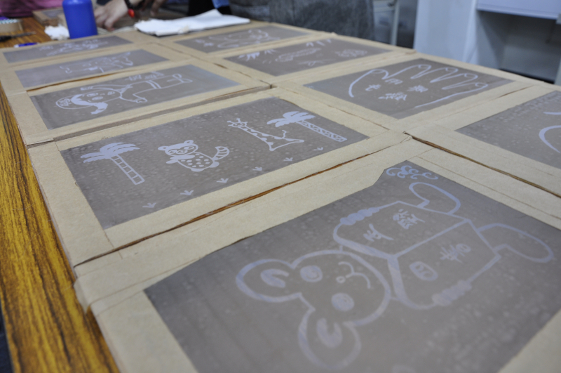 學員利用感光設備將設計圖案印製在絹版上。