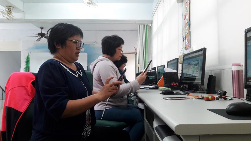 李老師教導學員如何利用平板電腦拍攝照片