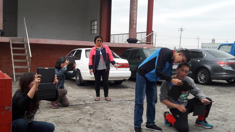 李老師帶領學員至居民信仰中心-和安宮拍攝照片