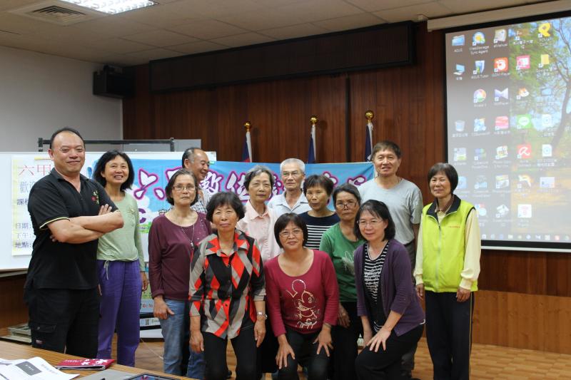 課後和老師留影紀念