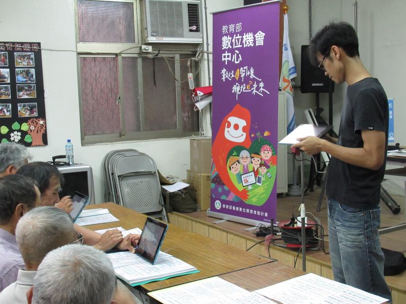 課程邀請到專業的音樂工作者來協助錄音工作