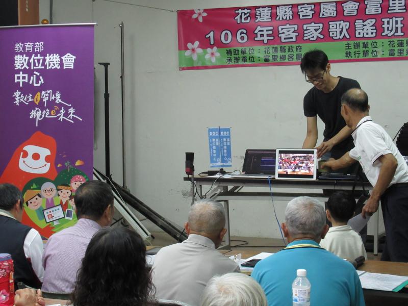 學員們輪流體驗錄音設備