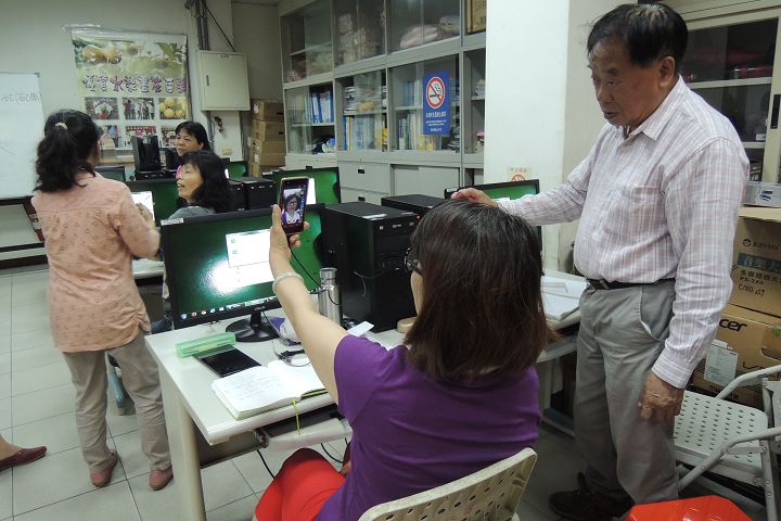 用手機玩自拍，除了把自己拍得美美的，背景也須留意。