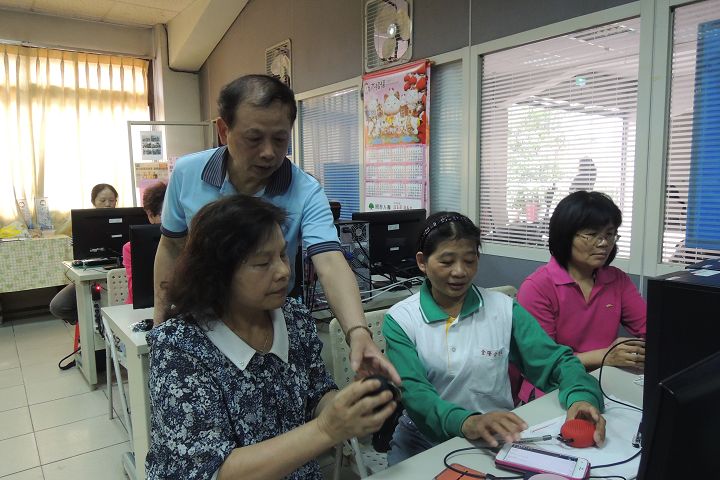 用藍芽聽歌要先比對後，下載自己喜愛的歌欣賞。