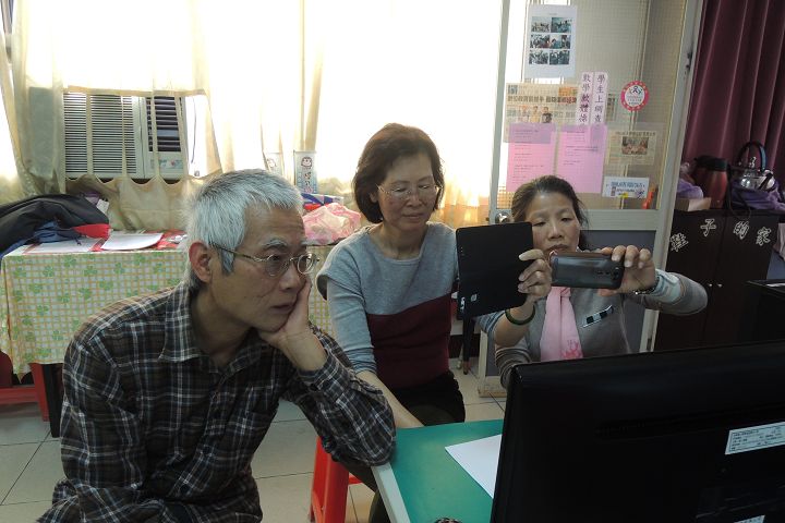 覺得老師的介紹很難時，可以用手機先錄影，回家可繼續練習。