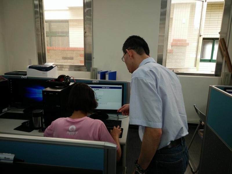 講師協助學員操作。