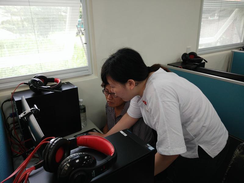 助教協助講師教學。