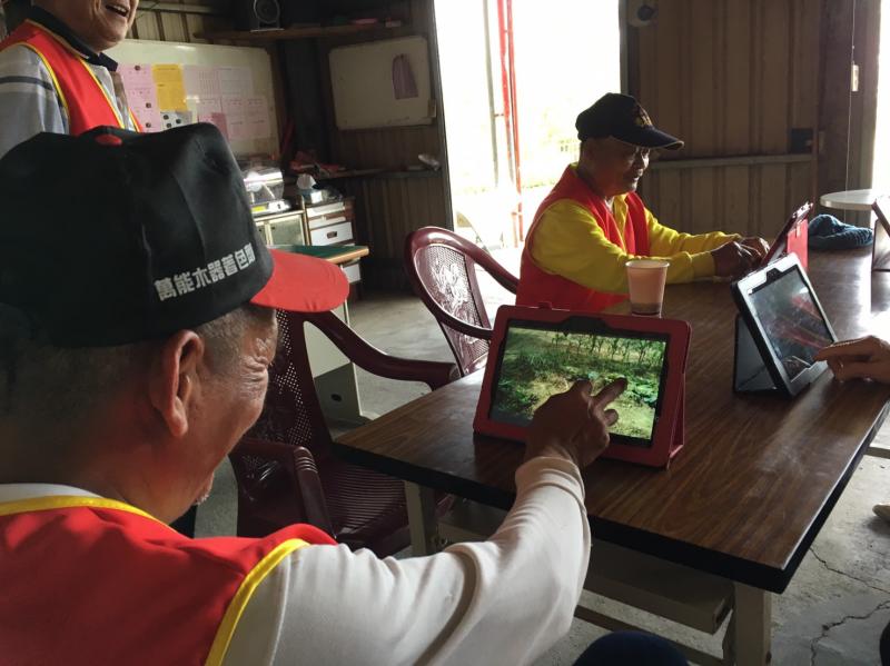 學員練習玩平板