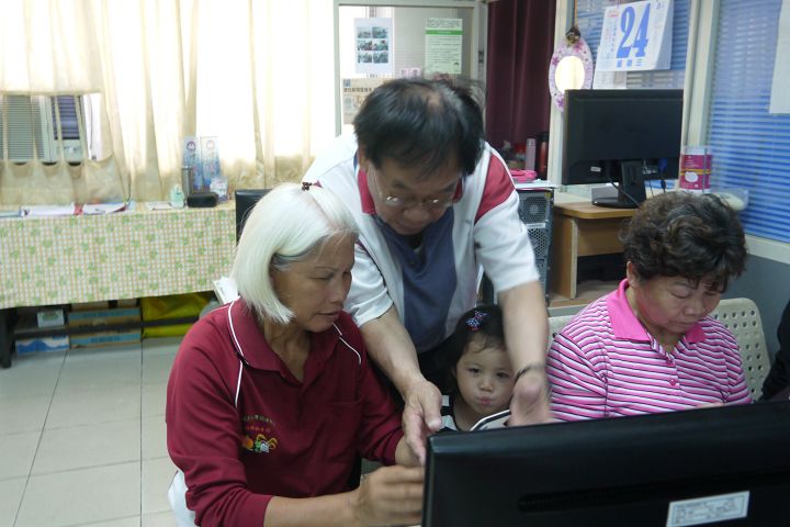 帶著小孫女來上課，是最好的榜樣。