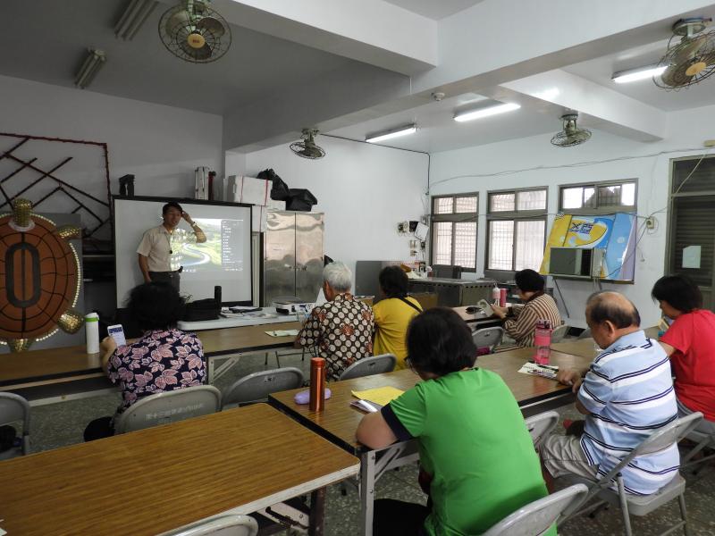 親切的文欽老師深受大哥大姐的喜愛，一位一位的教授--讓學員有參與感之走動式教學，讚。