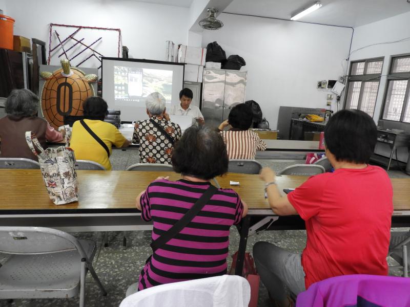 雖然上午已經上了3小時的課，下午繼續上課，但大哥大姐依然樂在學習，不時動筆，抄下老師上課的重點!