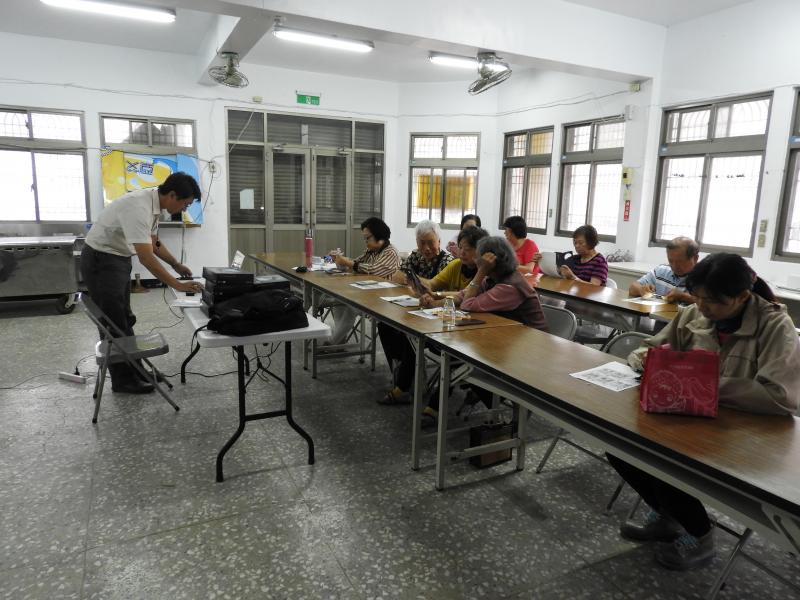 講師認真的位學員講解課程