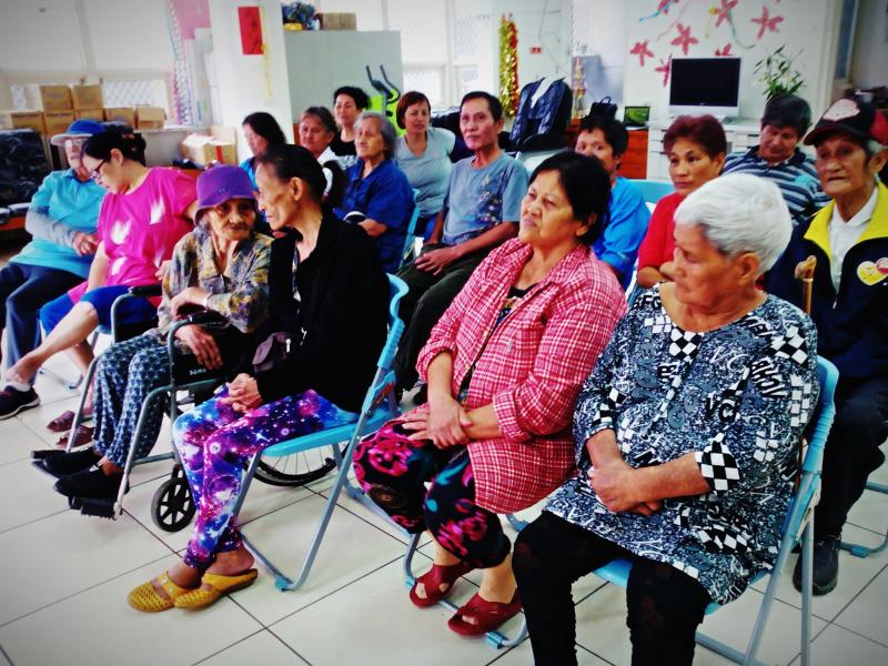 照片(二)，大家一起回想課程主題內容，認真模樣。