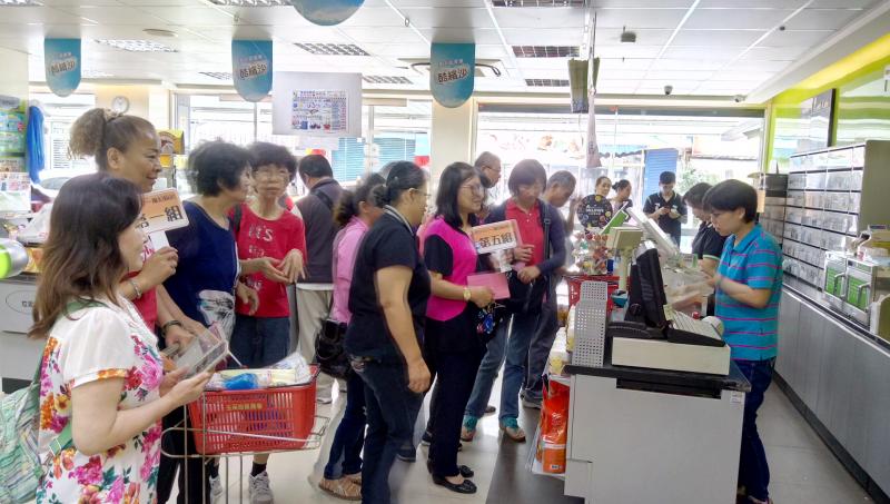 開課之前分組至超市購買食材