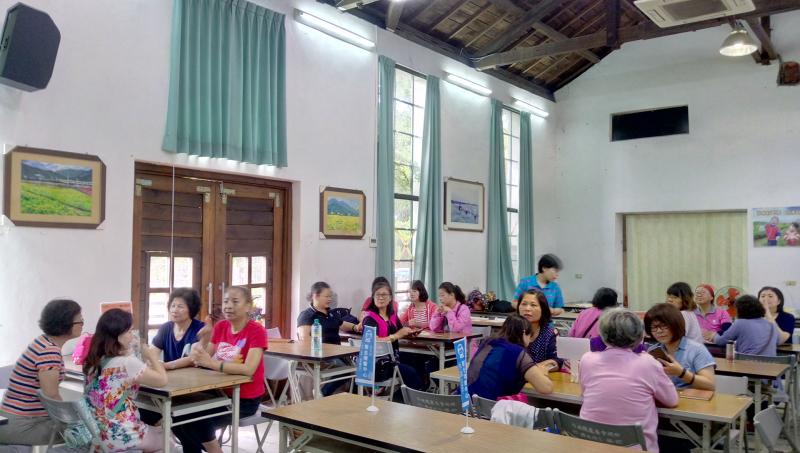 講師與學員上課畫面