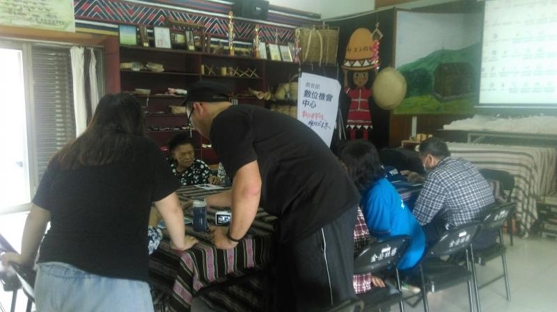 DOC講師個別指導學員操作平板