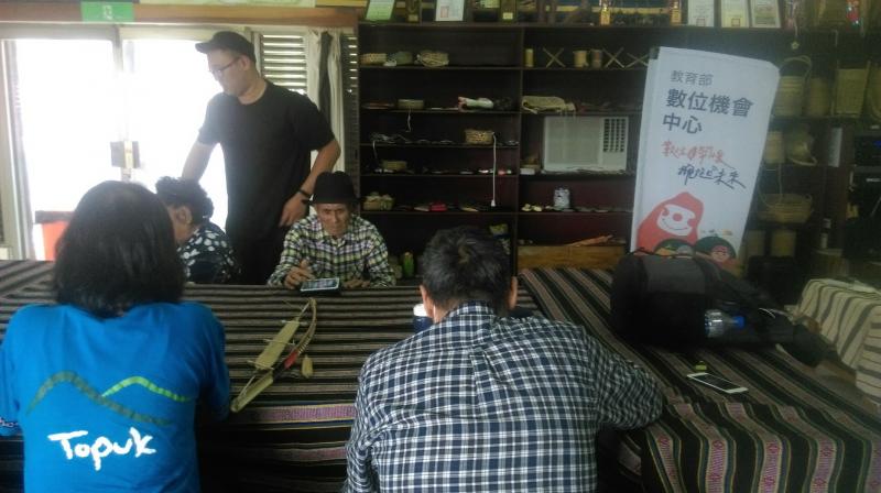 學員一邊上課一邊作筆記