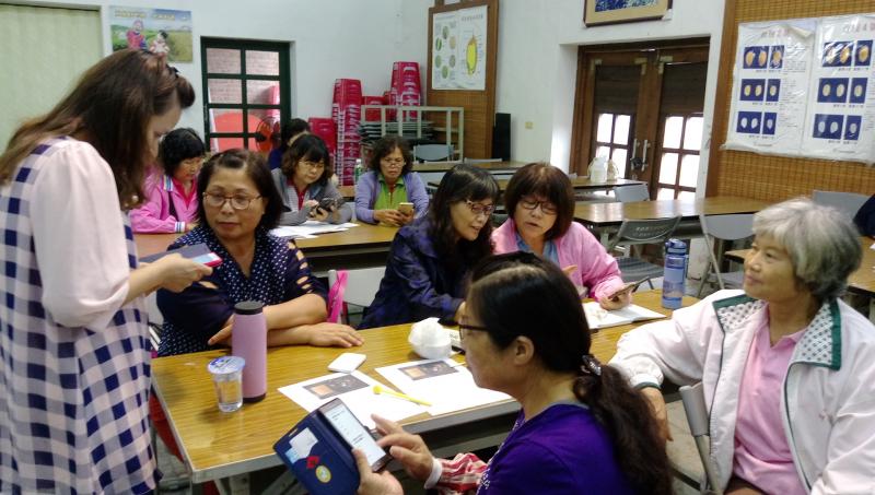 老師講解步驟 和學員互動