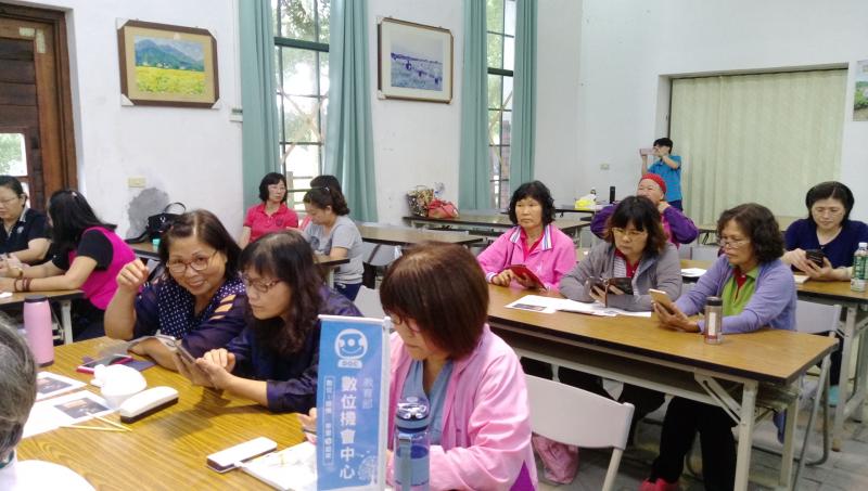 學員互相討論學習