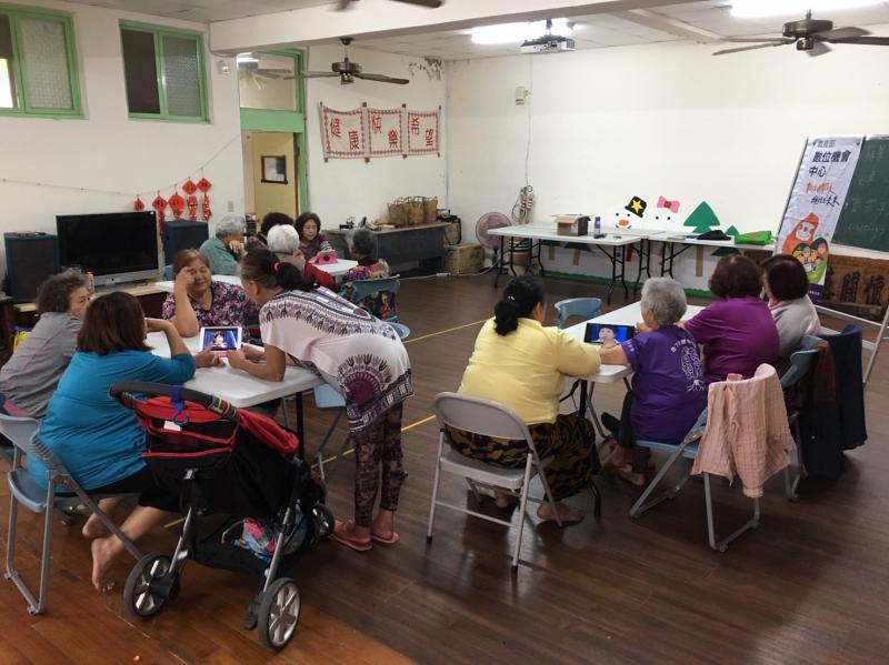 阿公阿嬤雖然不熟悉數位，但聽到音樂都會自己唱歌喔