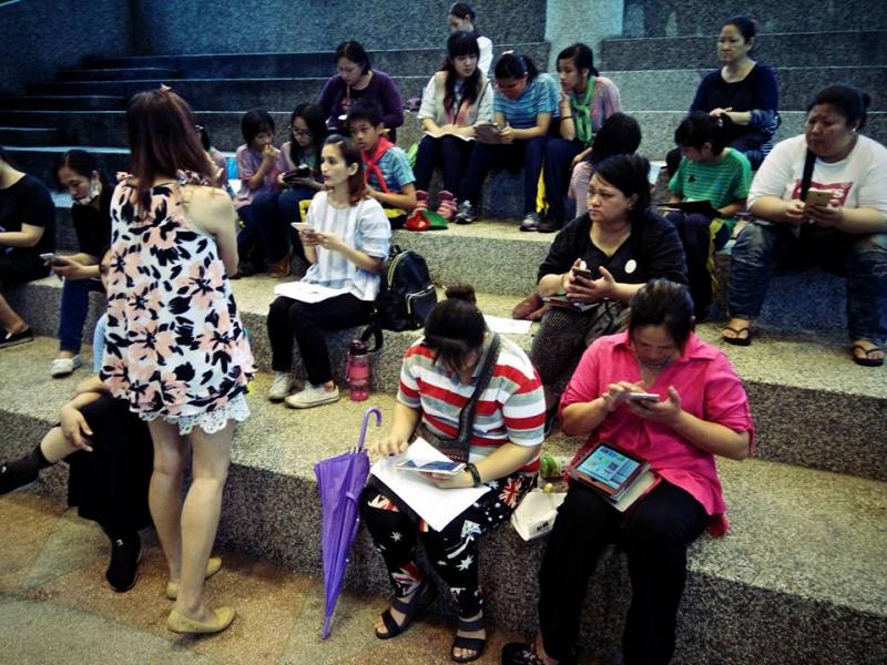 照片(二)-操作平板並線上閱讀數位電子書。ㄒ